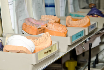 viel zu tun im Dental-Labor