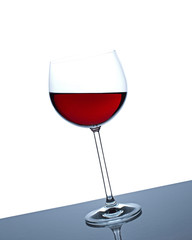 Weinglas schräg stehend