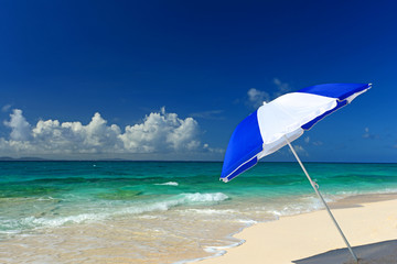 南国沖縄の美しい珊瑚の海と夏空