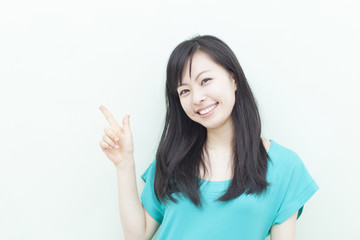 指差す女性