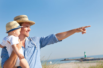 vater mit sohn auf dem arm