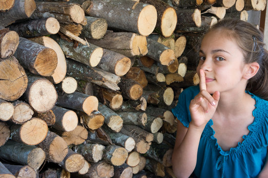 cach&eacute;e derri&egrave;re le bois