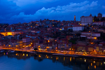 Fototapeta na wymiar Stare Miasto w Porto w nocy, Portugalia