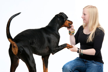 Junge Frau mit Dobermann