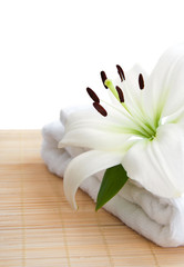 Obraz na płótnie Canvas white lilly and towel