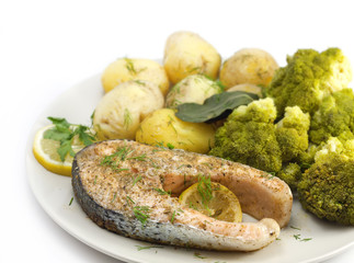 Roasted salmon with young potatoes and broccoli
