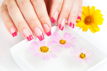 Obraz na płótnie Canvas Kobieta ręce z różowym manicure. Taca manicure