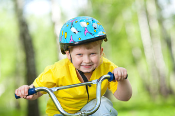 Fototapeta na wymiar Portret cute dziecko na rowerze