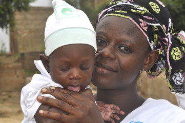 Afrikanische Mutter mit ihrem Baby