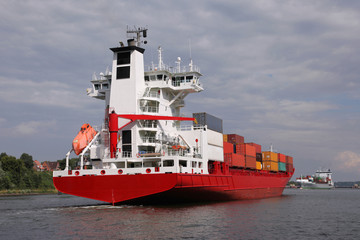 Fototapeta premium Containerschiff auf dem Kiel Kanal