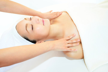 デコルテのマッサージをうける女性