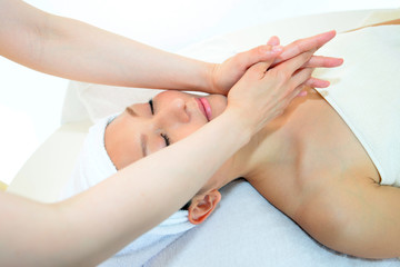 エステで寛ぐ女性