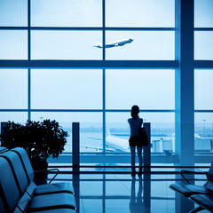 Fototapeta na wymiar Pasażer na lotnisku sylwetka