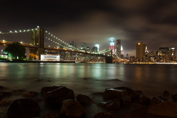 Fototapeta na wymiar Manhattan Skyline w nocy z Brooklyn Bridge Park