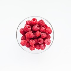 Малина в стеклянной чаше