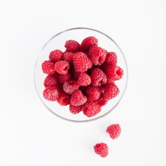 Малина в стеклянной чаше