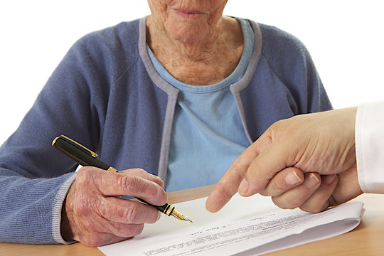 Femme âgée signant un contrat