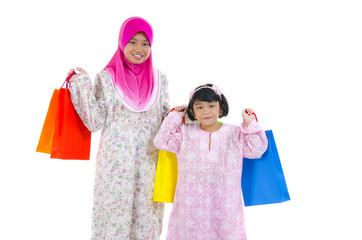 muslim women with shopping bags