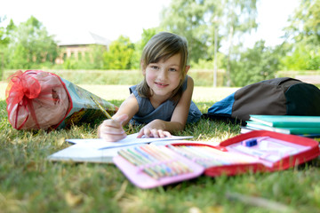 Erstkl&auml;sslerin lernt im Park