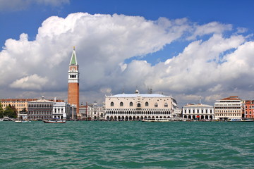 Le Campanile et le palais des Doges à Venise - Italie