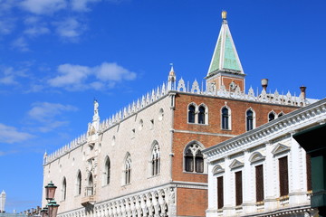 Fototapeta premium Le Campanile et le palais des Doges à Venise - Italie