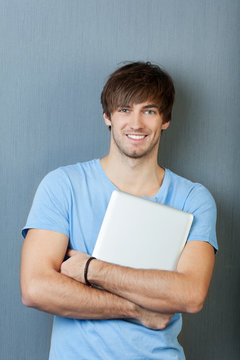 portrait mann mit laptop