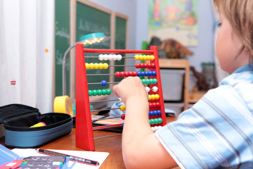 Schulkind beim Rechnen