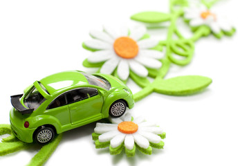voiture verte écologique sur des fleurs marguerites