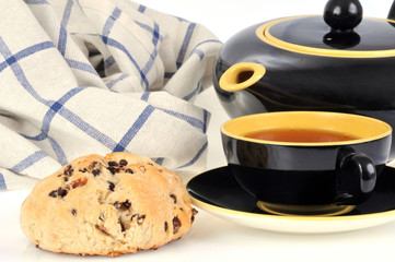 Scone et tasse de thé