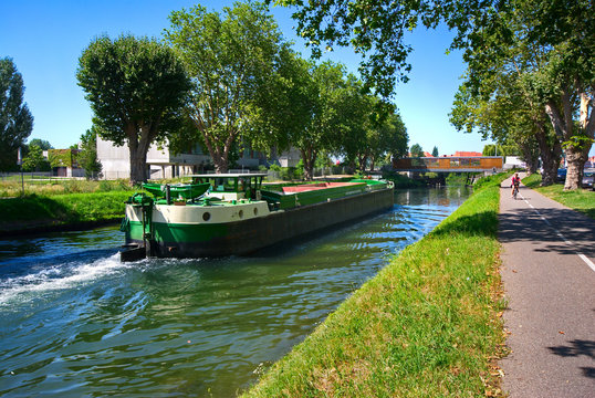 Péniche sur le Canal de la Bruche à Strasbourg