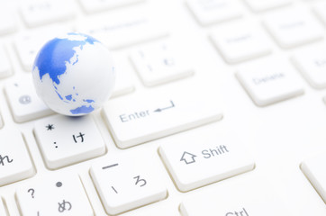 地球　白　キーボード　白