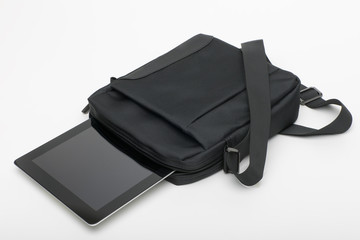 Tablet PC in einer schwarzen Umhängetasche
