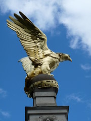 Goldener Adler auf Kugel