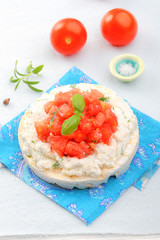 Rice cakes with cottage cheese and tomato