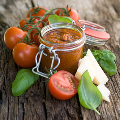 Pesto mit Tomaten