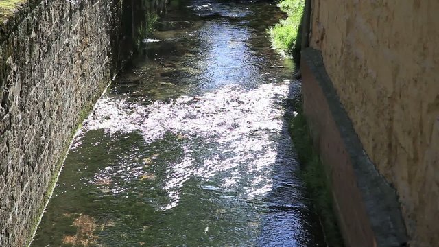 Fluss in einer Stadt im Sommer