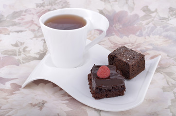 Chocolate brownies with tea