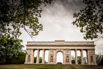 Obraz premium Colonnade Reistna, a neoclassical landmark and a viewpoint above