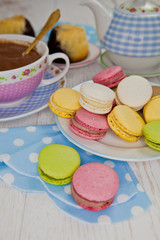 Macarons und heisse Schokolade