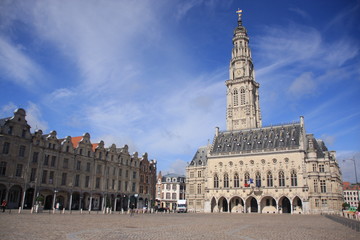 le beffroi et les vieilles maisons