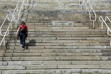 Frau auf der Treppe
