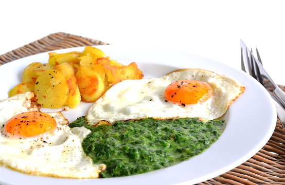 Spiegelei mit Spinat und Bratkartoffeln