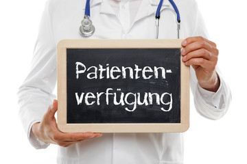 Arzt mit Tafel Patientenverfügung