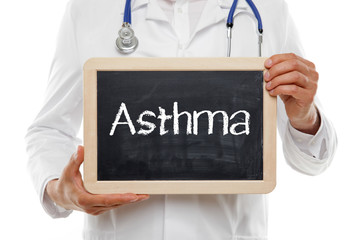 Arzt mit Tafel Asthma