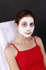 Frau mit Quarkmaske im Gesicht