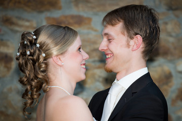 glückliches brautpaar sieht sich an