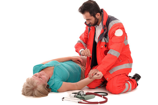 Rettungssanitäter versorgt eine Notfallpatientin