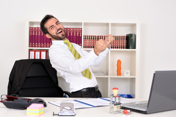 Jubelnder Geschäftsmann im Büro