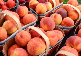 Fototapeta na wymiar Organiczne Peaches na rynku rolników