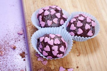 Schokoladen Pralinen mit rosa Herzen